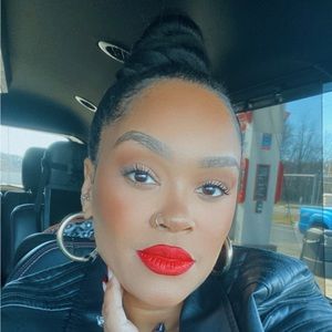 Meet your Posher, Tia